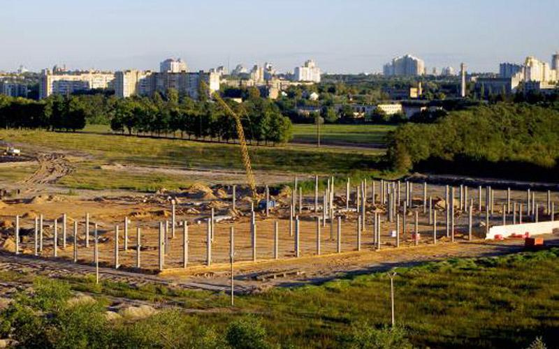 Смонтированные колонны с закладными деталями пр-ва «Обербетон». Стр-во ТРЦ «Retroville», г. Киев